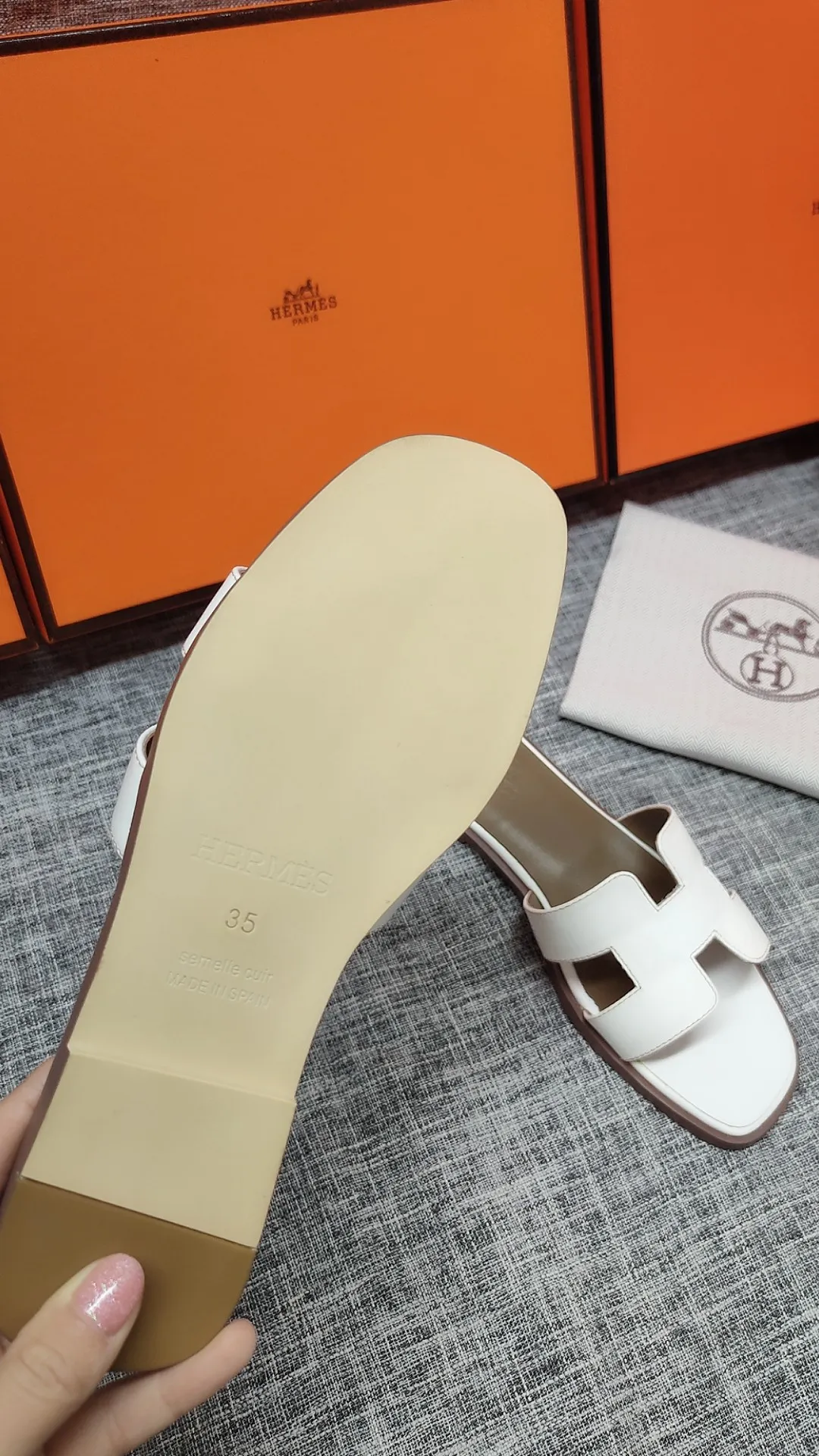 👟👟Ex-factory price P480👟👟 Women's shoe factory Hermes 💖The latest official website is updated at the same time. Premium quality upgraded version of slippers 1:1 production. Fabric: Made of counter cowhide fabric. Inner foot pads: Customized sheepskin [oversea order. The outsole is made of simulated leather non-slip rubber outsole. Regardless of the version or workmanship, it is the best among rubber soles. Color Black White Brown Total 3 colors, code number 35---40, flat bottom